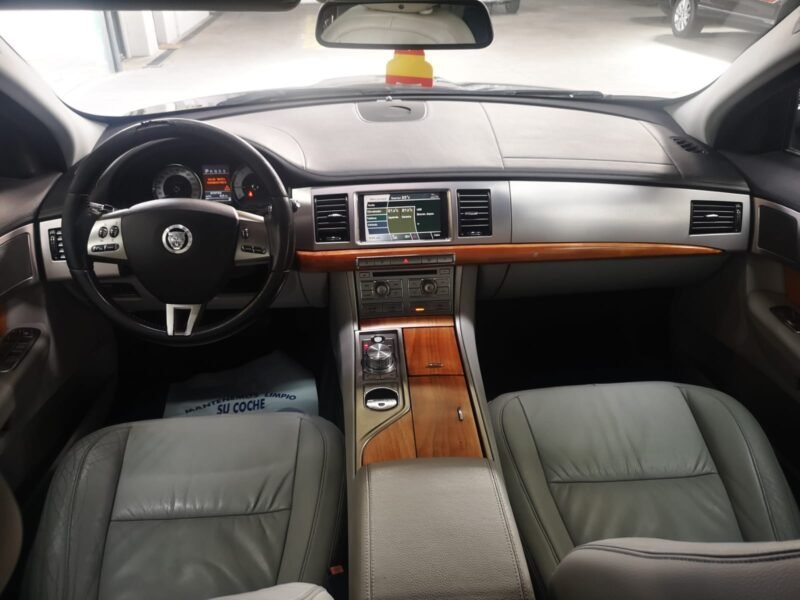 JAGUAR XF 2.7D V6 Luxury