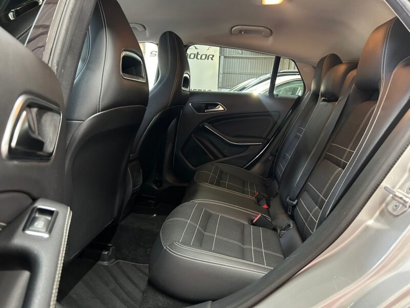 MERCEDES-BENZ CLA SHOOTING Brake 220CDI Urban 7G-DCT