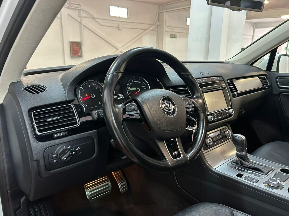 VOLKSWAGEN Touareg 3.0TDI V6 BMT R-Line 150kW Tiptronic