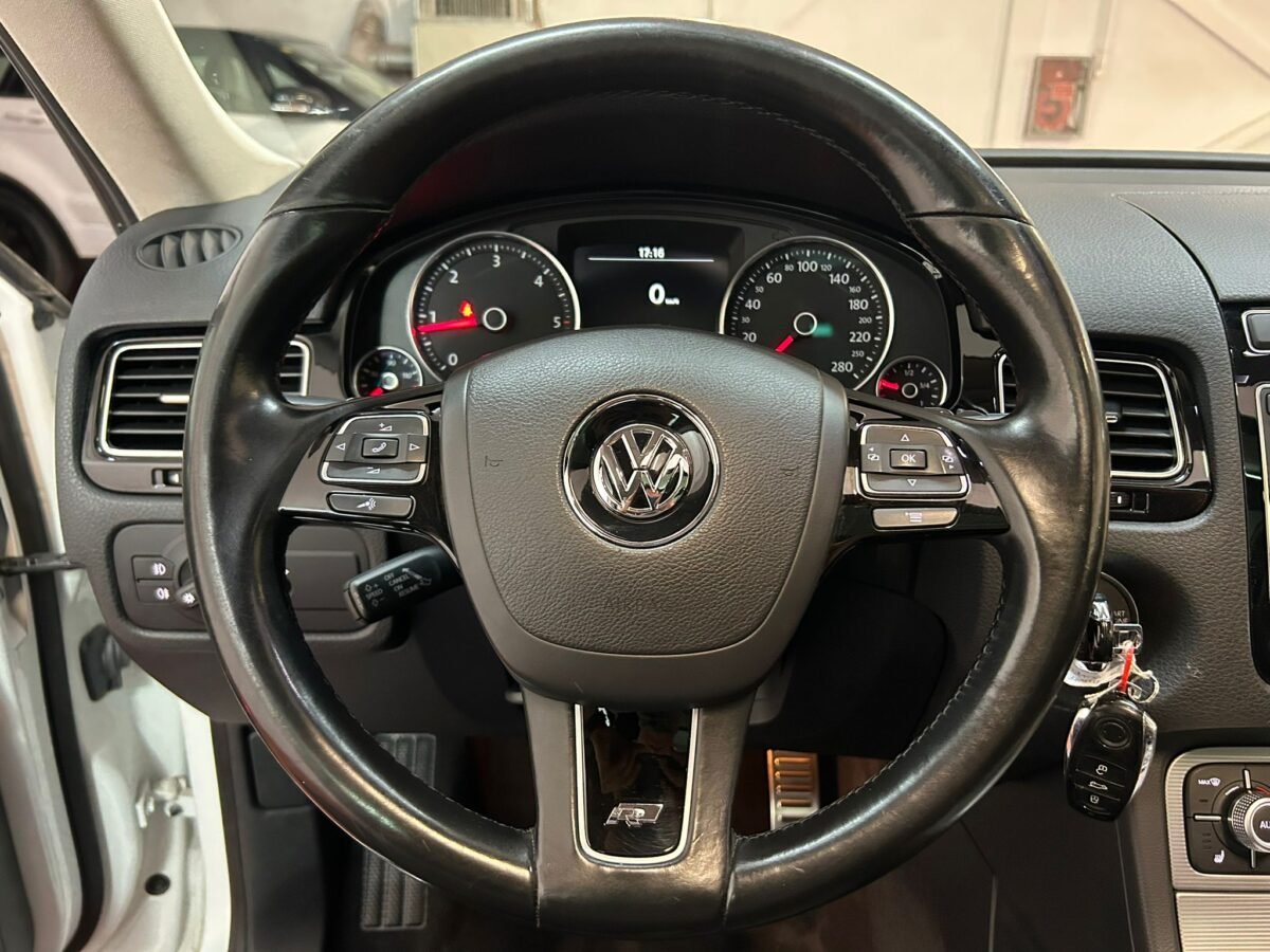 VOLKSWAGEN Touareg 3.0TDI V6 BMT R-Line 150kW Tiptronic