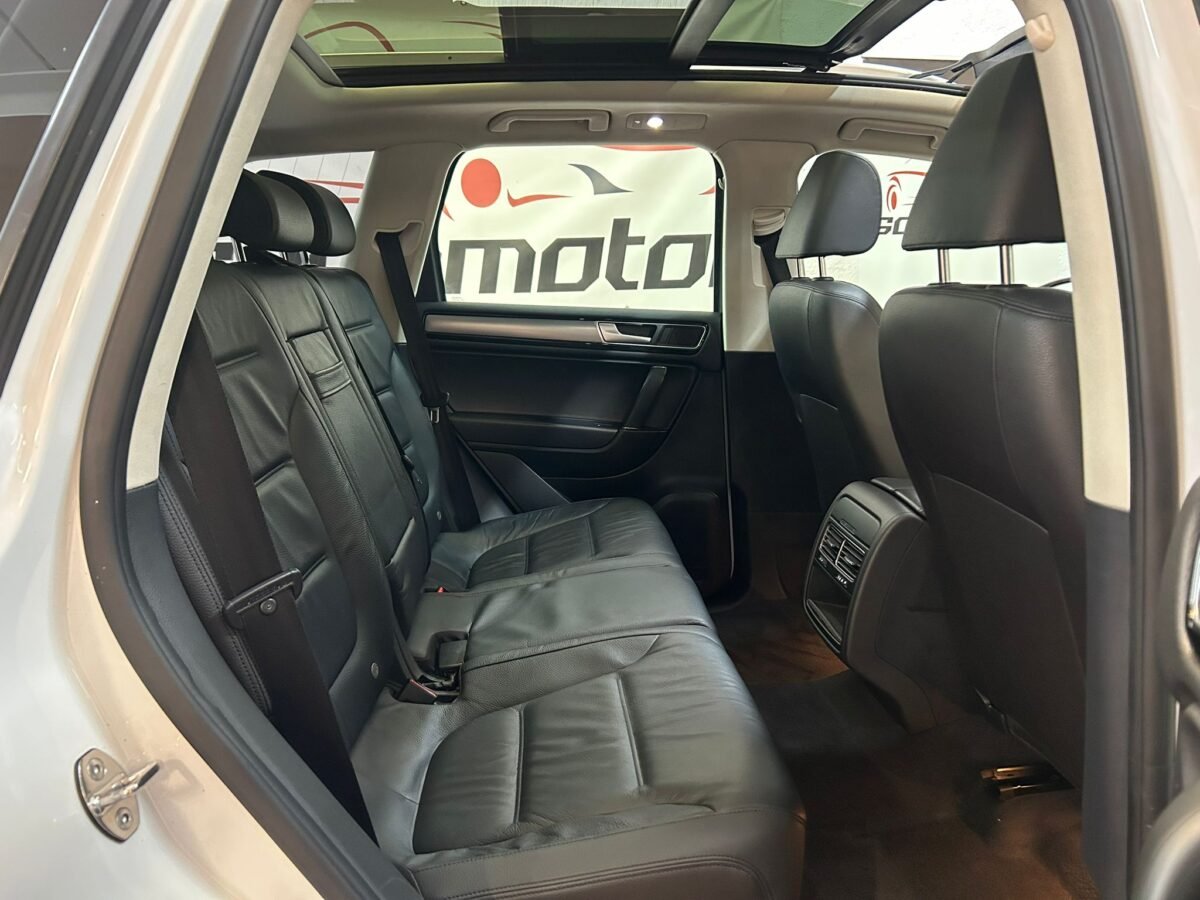 VOLKSWAGEN Touareg 3.0TDI V6 BMT R-Line 150kW Tiptronic
