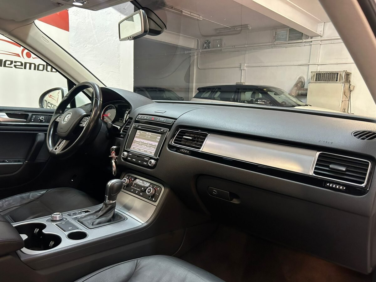 VOLKSWAGEN Touareg 3.0TDI V6 BMT R-Line 150kW Tiptronic