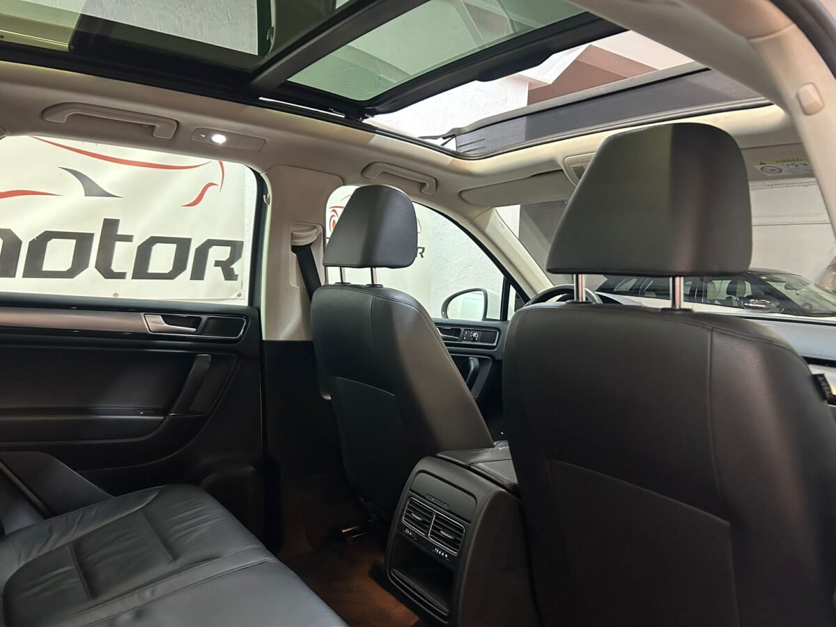 VOLKSWAGEN Touareg 3.0TDI V6 BMT R-Line 150kW Tiptronic