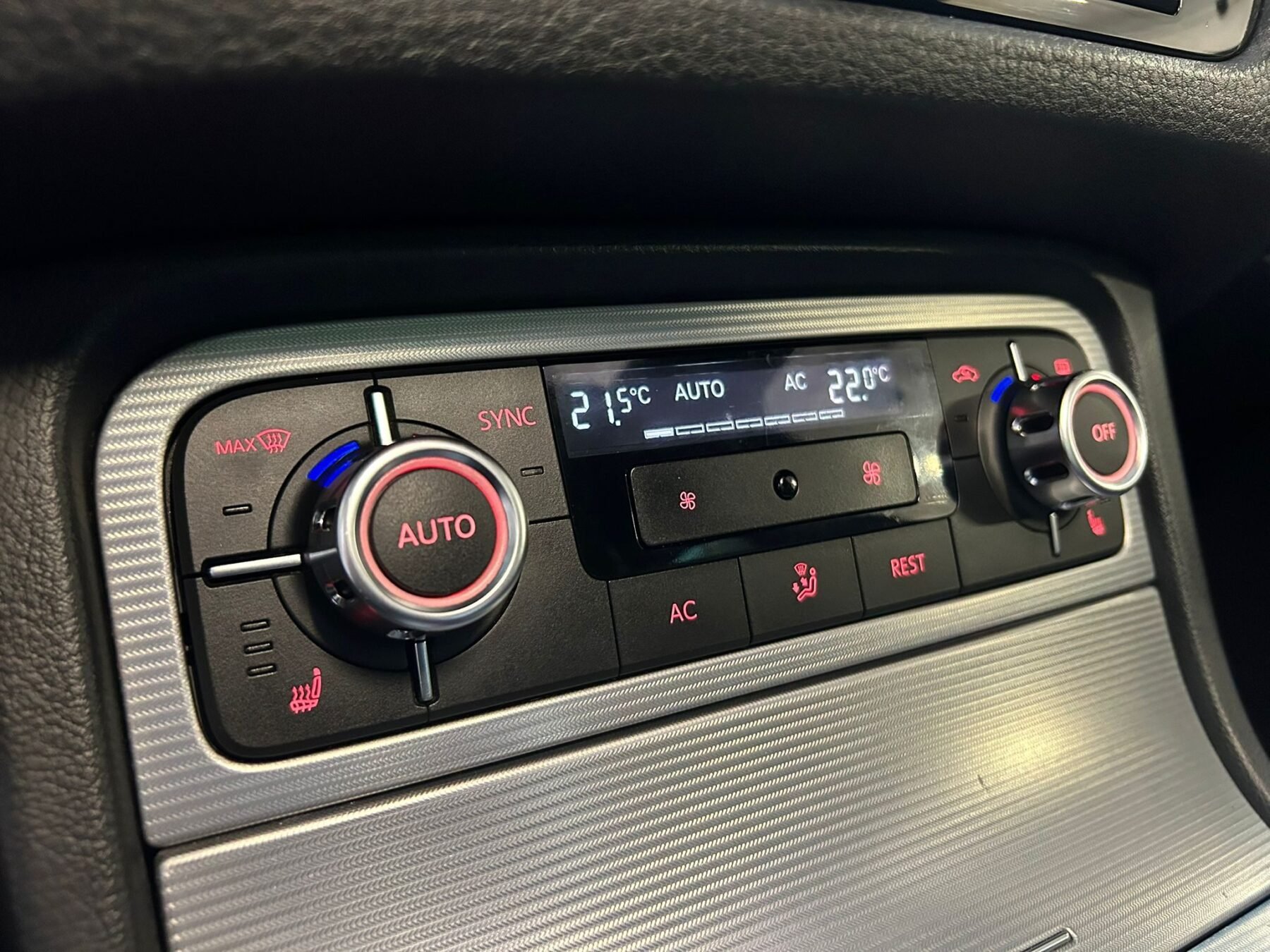 VOLKSWAGEN Touareg 3.0 245 RLINE