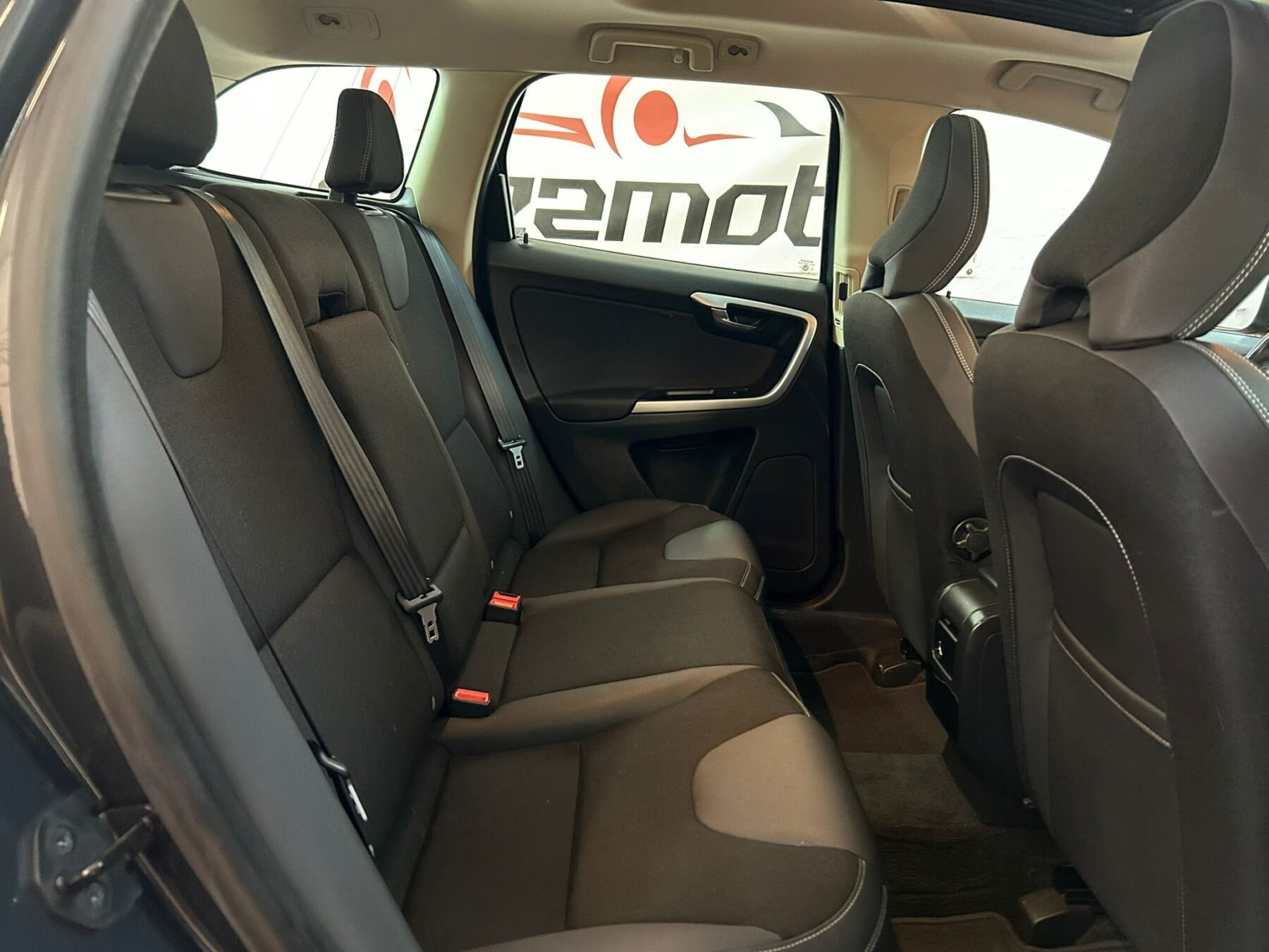 VOLVO XC60 2.4 D5 MOMENTUM 4WD