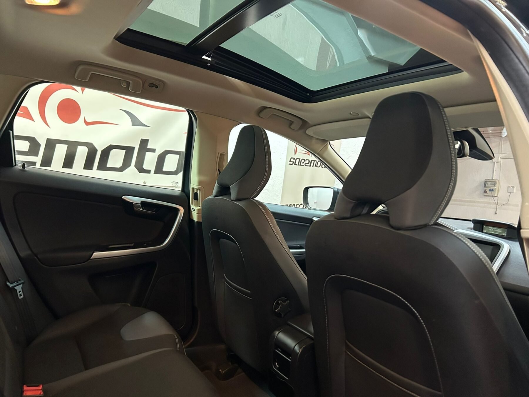 VOLVO XC60 2.4 D5 MOMENTUM 4WD