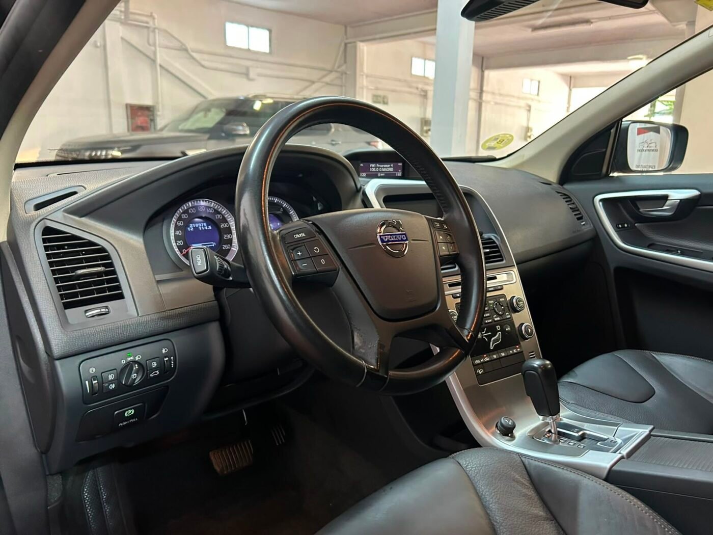 VOLVO XC60 2.4 D5 KINETIC 4WD