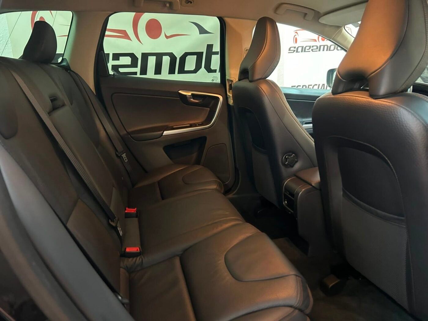 VOLVO XC60 2.4 D5 KINETIC 4WD