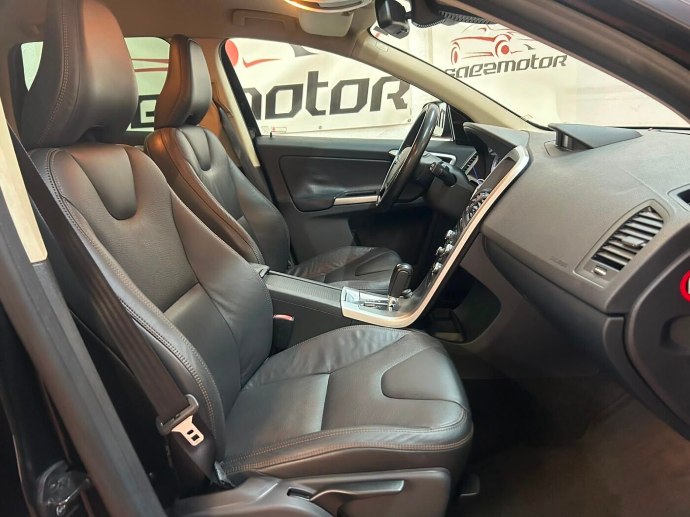 VOLVO XC60 2.4 D5 KINETIC 4WD